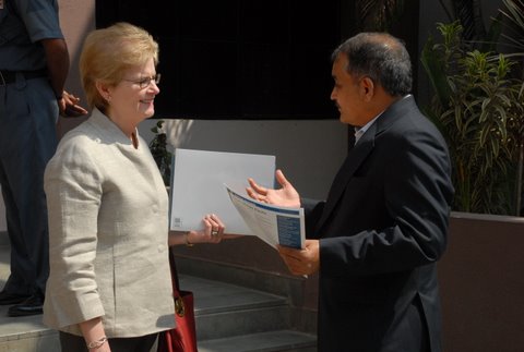 dsc_5082-1 Bryn Mawr President Jane McAuliffe and Rajendra Jagdale, director, Science and Technology Park, University of Pune